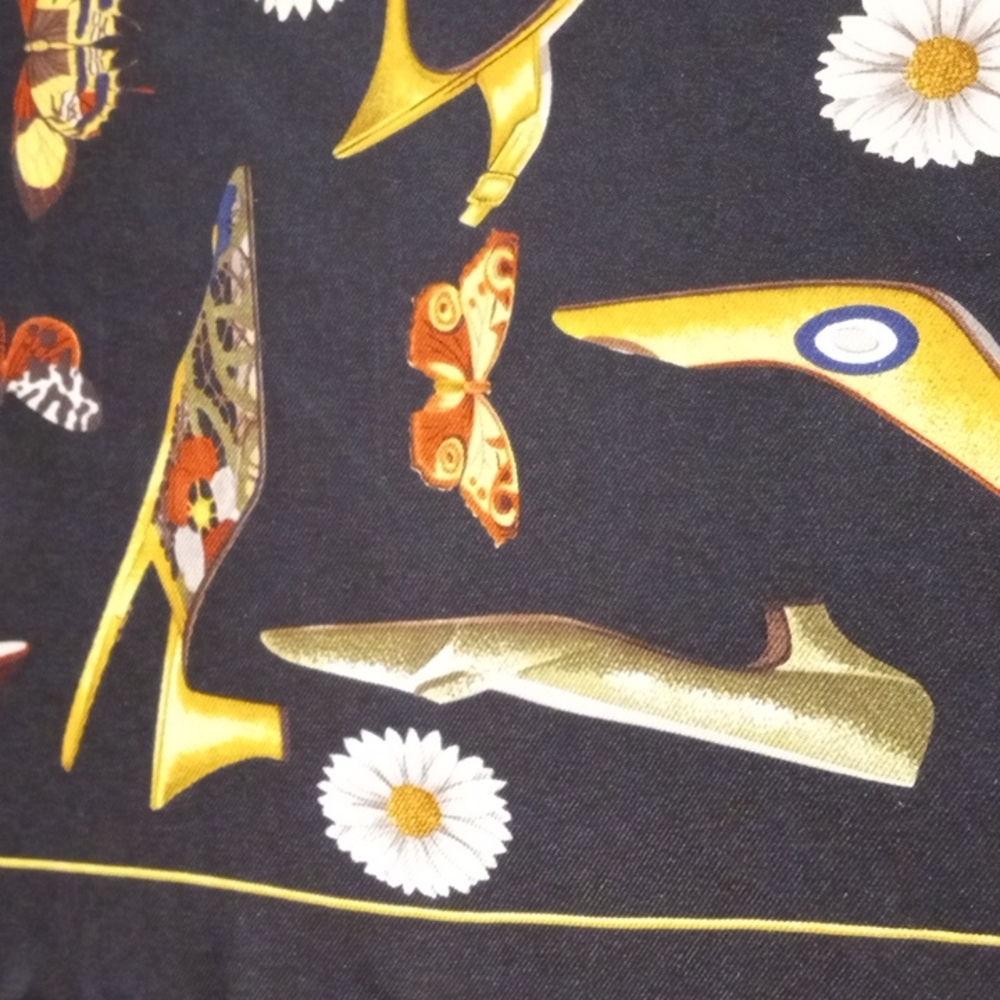 AUTHENTIC SALVATORE FERRAGAMO SCARF - Picture 10 of 12